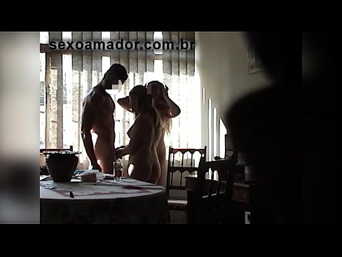 ❤️ Οι φίλοι του σεξ προσκαλούν έναν γιγαντιαίο άνδρα και ένα τρίο μαζί του ❤️❌ Πόρνο ❌